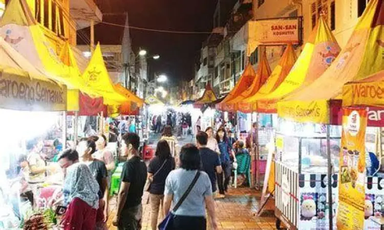 Suasana ramai pengunjung di Pasar Semawis Semarang saat akhir pekan