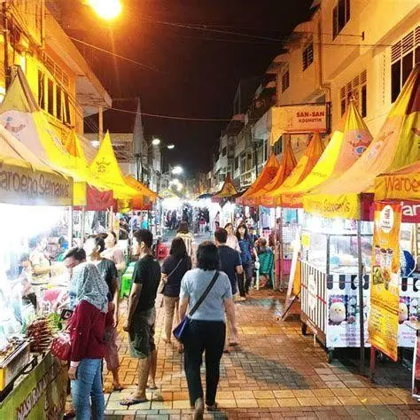 Kuliner Malam Pasar Semawis Suasana ramai pengunjung di Pasar Semawis Semarang saat akhir pekan