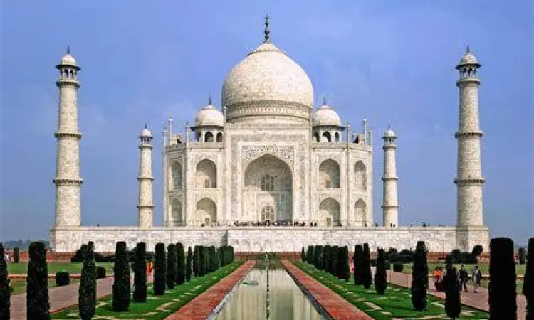 Monumen Taj Mahal di India yang megah