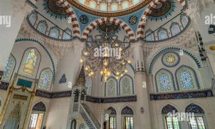 Interior Masjid Camii Tokyo dengan ornamen kaligrafi