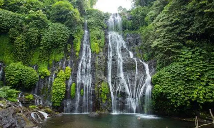 Wisata alam air terjun yang asri di Indonesia