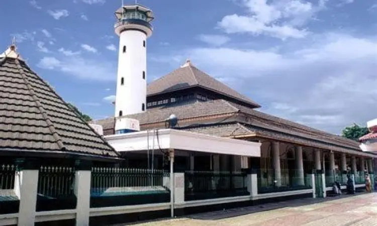 Detail arsitektur kayu jati Masjid Ampel