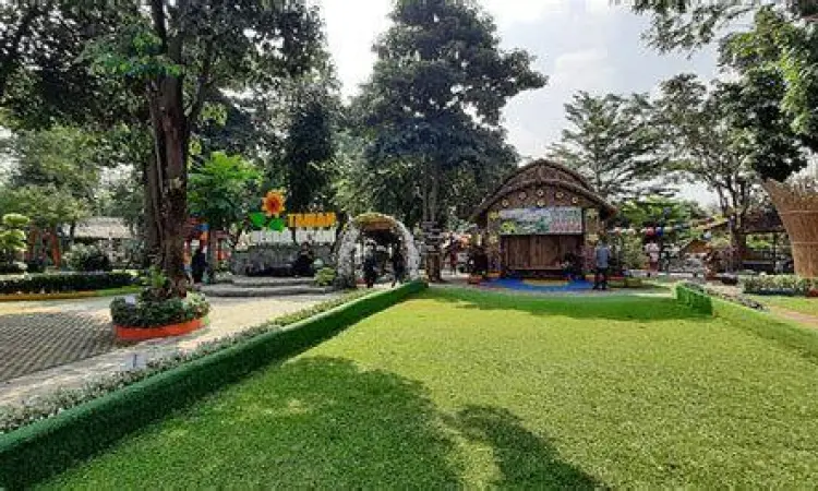 Anak-anak sedang bermain outbound di Taman Insani