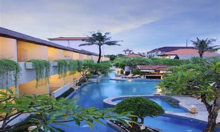 Kolam Renang Resort Kuta Fasilitas kolam renang luas di bali kuta resort dengan pepohonan tropis