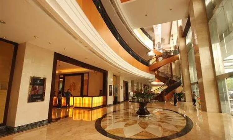 Lobi utama JW Marriott Medan yang elegan