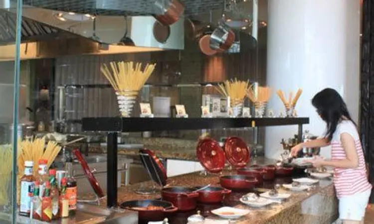 Sajian prasmanan di Marriott Cafe Medan