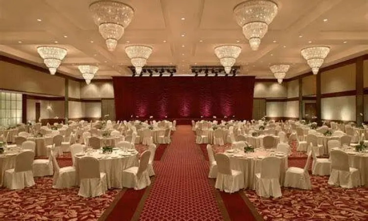 Suasana Grand Ballroom JW Marriott Medan untuk pernikahan