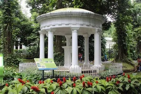 Monumen Lady Raffles Monumen Lady Raffles di Kebun Raya Bogor yang sarat sejarah