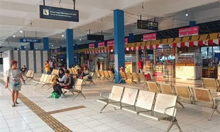 Suasana area tunggu penumpang di Terminal Kampung Rambutan yang tertata rapi