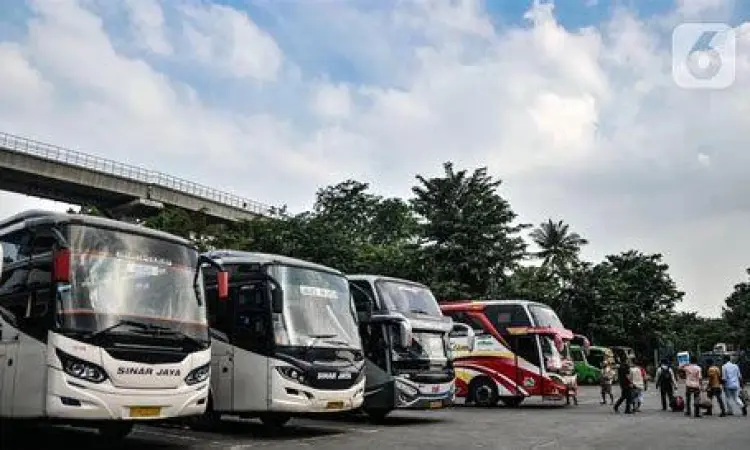 Bus Antar Kota Antar Provinsi Kampung Rambutan Deretan bus AKAP yang bersiap berangkat dari Terminal Kampung Rambutan Jakarta Timur