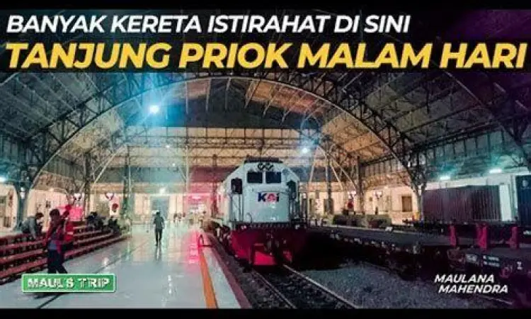 Interior aula utama Stasiun Tanjung Priok dengan lampu temaram