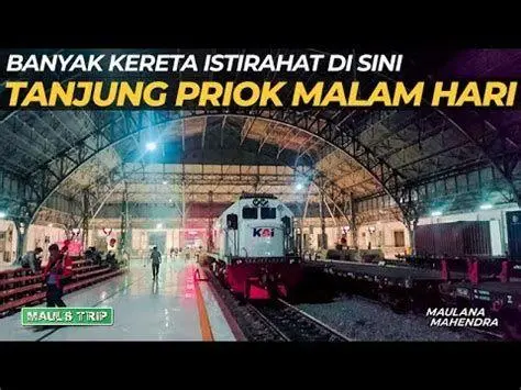 Interior Aula Stasiun Tanjung Priok Interior aula utama Stasiun Tanjung Priok dengan lampu temaram