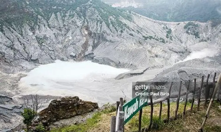 Kawah Ratu Tangkuban Perahu Panorama kawah utama Tangkuban Perahu yang luas