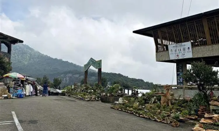 Kios Souvenir Tangkuban Perahu Deretan kios souvenir di kawasan wisata Tangkuban Perahu