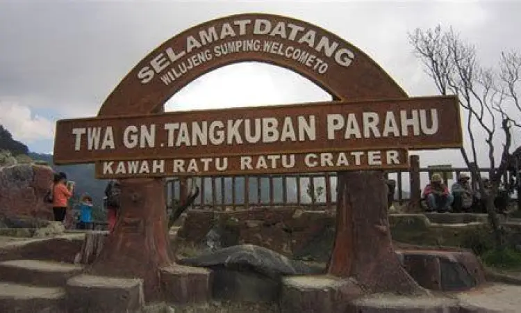 Informasi Geologi Tangkuban Perahu Papan informasi sejarah dan geologi di Tangkuban Perahu