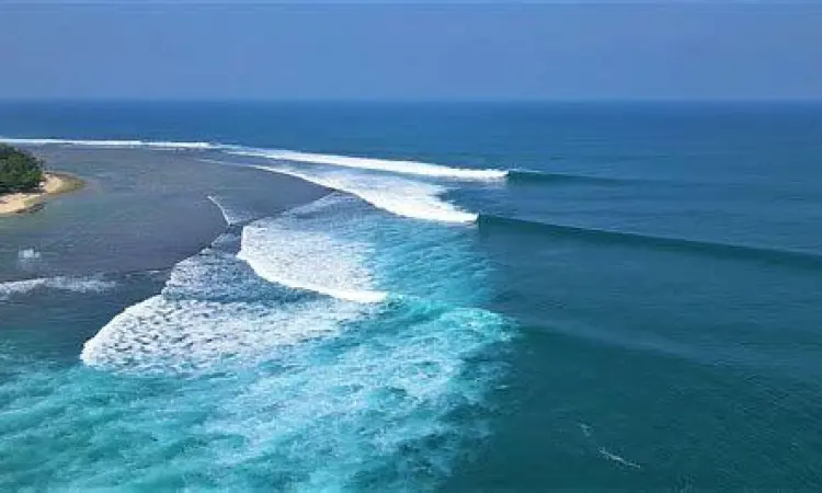 Surfing di Karang Nyimbor Aktivitas selancar di Pantai Karang Nyimbor dekat Pondok Bambu Rangdo