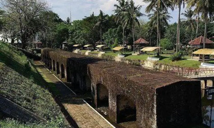 Bangunan tua Benteng Pendem Cilacap dari bata merah