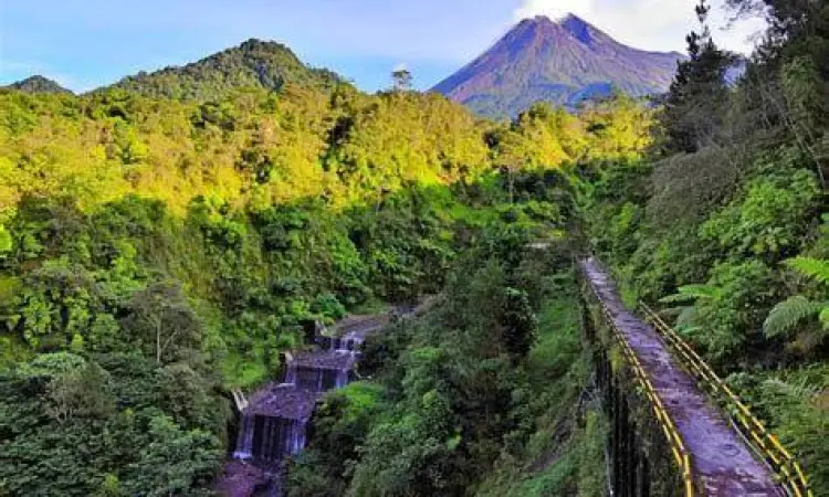 Pemandangan jembatan beton di Plunyon Kalikuning Yogyakarta