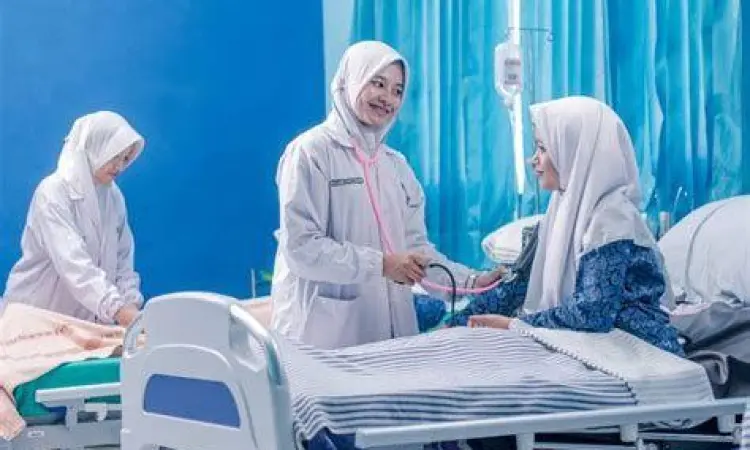 Tenaga medis RSCM sedang memberikan layanan kesehatan