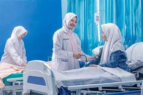 Tenaga Medis Profesional Tenaga medis RSCM sedang memberikan layanan kesehatan