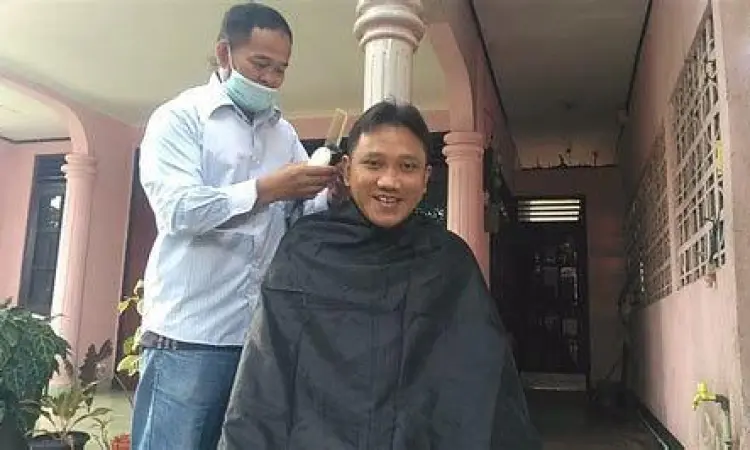 Proses pangkas rambut teknik asgar yang teliti