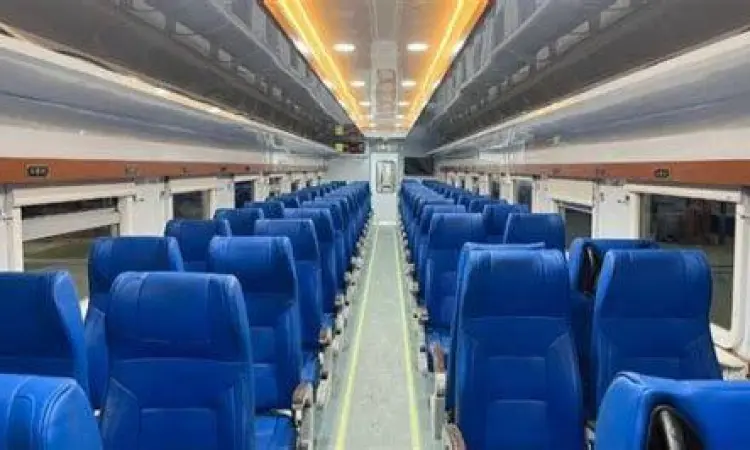 Tampilan formasi kursi 3-2 di kereta api ekonomi Matarmaja