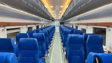 Interior Ekonomi Matarmaja Tampilan formasi kursi 3-2 di kereta api ekonomi Matarmaja