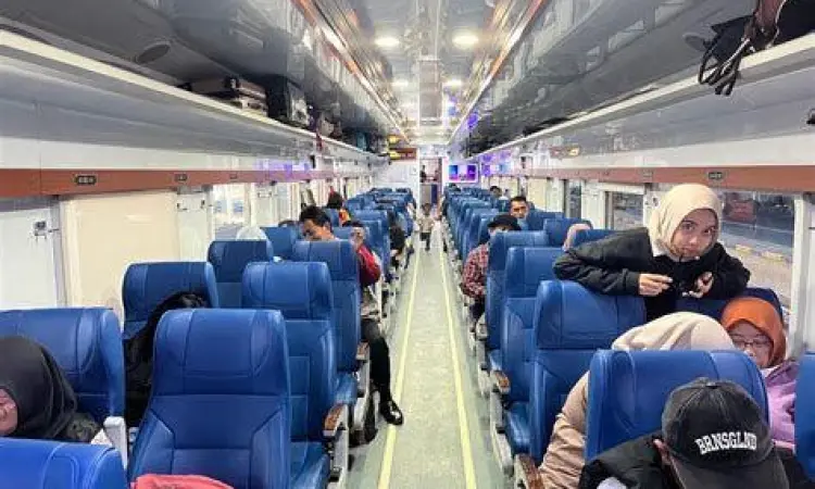 Fasilitas colokan listrik dan meja di samping kursi ekonomi