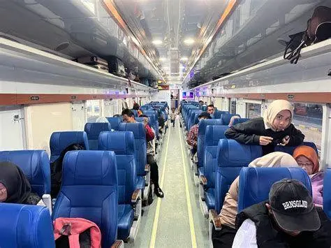 Fasilitas Pendukung Matarmaja Fasilitas colokan listrik dan meja di samping kursi ekonomi