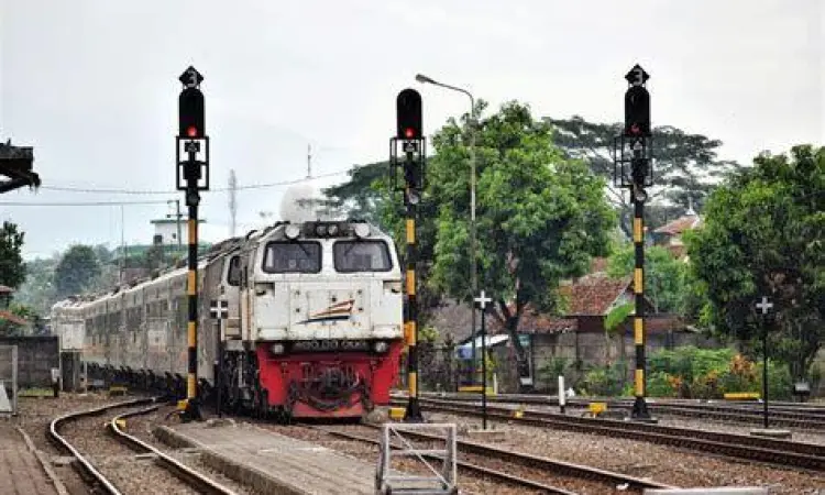 Pemandangan dari jendela kereta api Matarmaja ekonomi