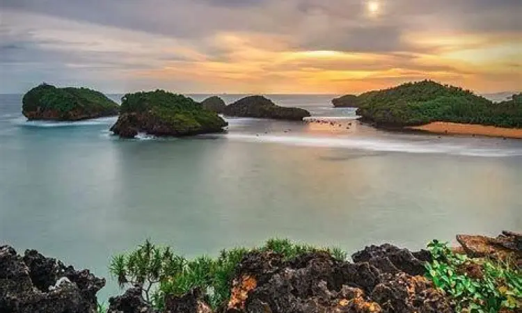 Pemandangan tebing dan pulau karang di Pantai Kasap Pacitan