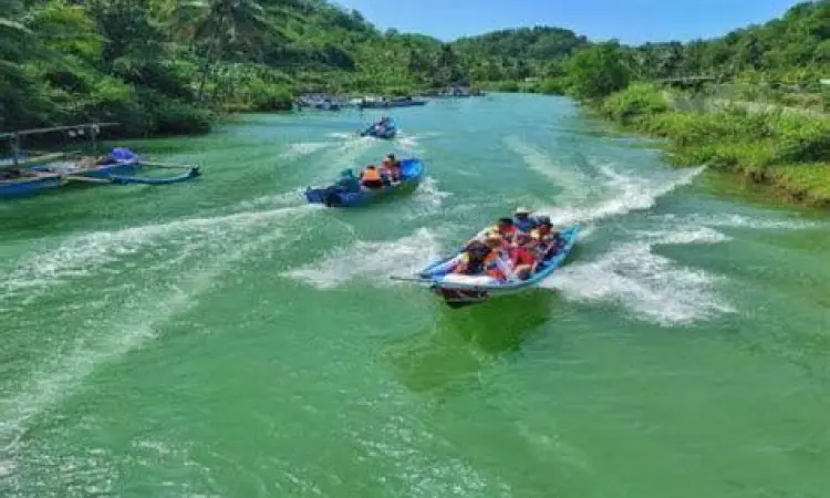 Sungai Cokel Pacitan Wisata perahu di Sungai Cokel dekat Pantai Kasap