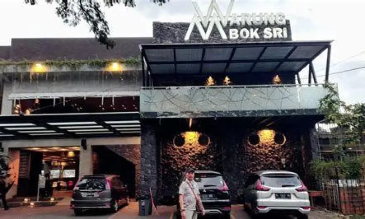 Tampilan luar restoran Warung Mbok Sri yang asri