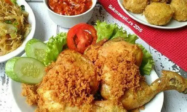 Hidangan Ayam Goreng Kremes khas Warung Mbok Sri