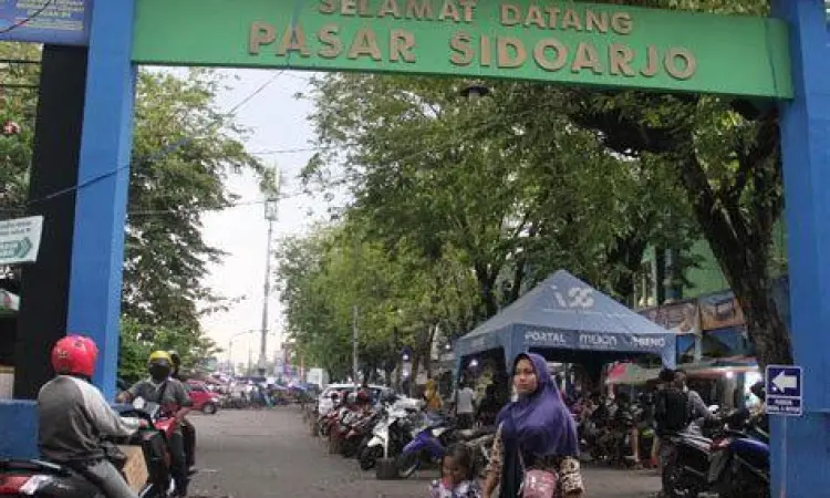 Suasana Pasar Loak Larangan Sidoarjo Kerumunan pembeli di pasar loak Sidoarjo Larangan