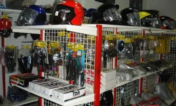 Deretan onderdil motor bekas di pasar loak Sidoarjo