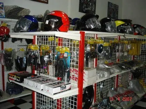 Onderdil Motor Bekas Sidoarjo Deretan onderdil motor bekas di pasar loak Sidoarjo