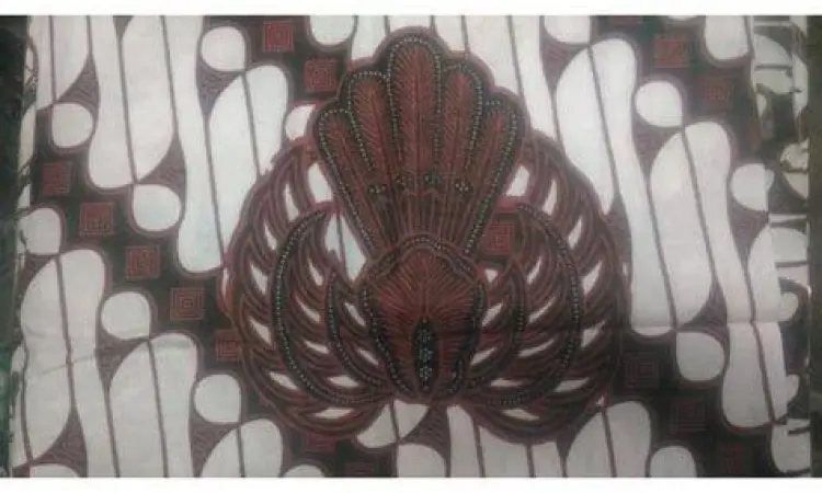 Detail motif batik parang gondosuli pada seragam garuda
