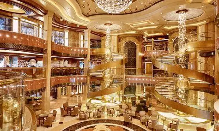 Kemewahan Interior Kapal Pesiar Interior lobi mewah kapal pesiar dengan lampu kristal