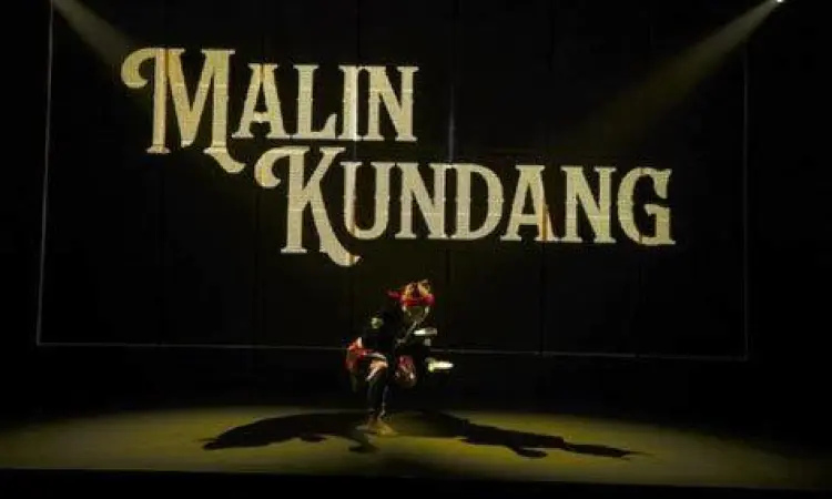 Aksi panggung drama malin kundang dengan kostum lengkap