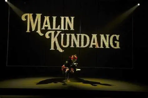 Pementasan Teater Malin Kundang Aksi panggung drama malin kundang dengan kostum lengkap