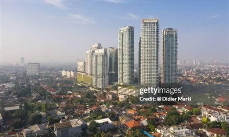 Jalanan residensial mewah di Kemang Jakarta Selatan