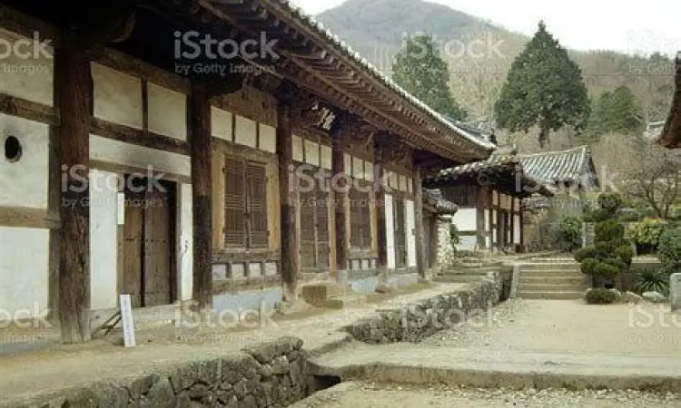 Bangunan hanok tradisional di Taman Korea Bandung
