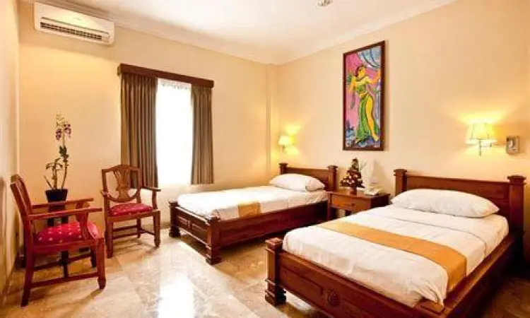 Interior kamar Deluxe di Hotel Kumala Pantai dengan pencahayaan alami