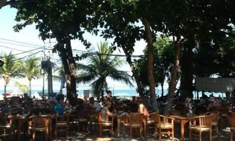 Suasana restoran tepi pantai di Hotel Kumala Pantai saat matahari terbenam