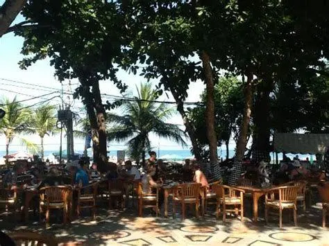 Restoran Hotel Kumala Pantai Suasana restoran tepi pantai di Hotel Kumala Pantai saat matahari terbenam
