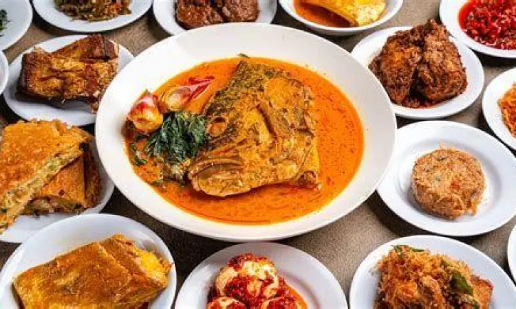 Penyajian nasi padang dengan sistem hidang