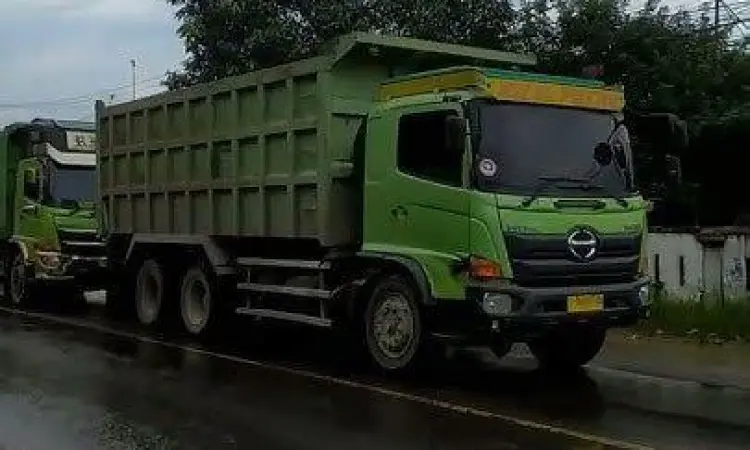 Lalu Lintas Gunung Putri Aktivitas truk logistik yang melintasi jalan utama Gunung Putri
