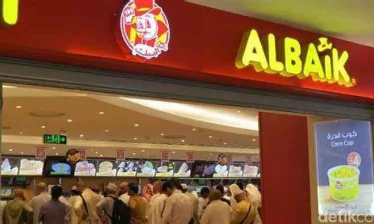 Suasana antrean di gerai Al Baik Makkah