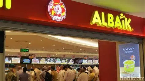 Antrean Al Baik Suasana antrean di gerai Al Baik Makkah